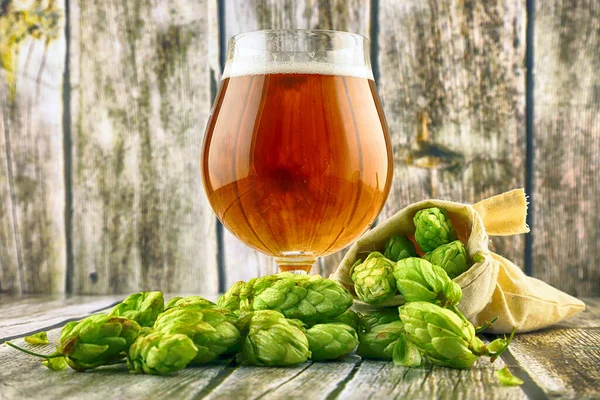 Glas Craft Beer Und Frische Hopfendolden Auf Holzgrund — Stockfoto