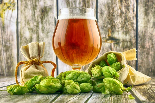 Glas Craft Beer Und Frische Hopfendolden Auf Holzgrund — Stockfoto