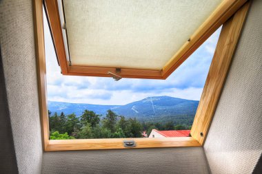 Açık çatı penceresi, güzel dağ manzaralı tavan penceresi.