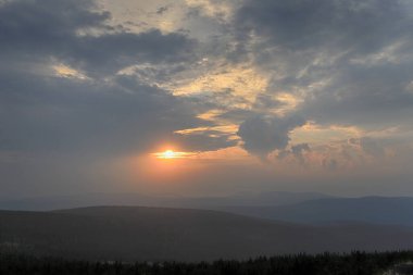Dev Dağlar 'ın üzerinde gün batımı. Szrenica dağ sığınağındaki gözlem güvertesinden (deniz seviyesinden 1362 metre), Szklarska Poreba, Polonya, Avrupa.
