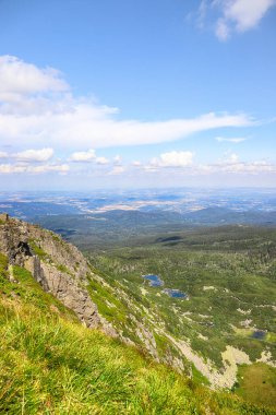 Sniezne Kotly 'nin yaz manzarası (kelimenin tam anlamıyla Karlı Çukurlar, Karlı Sirk, deniz seviyesinden 1175 metre yukarıda) Karkonosze Ulusal Parkı' ndaki Sudetes 'de Polonya' da yer alan iki buzul sirkidir..