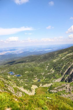 Sniezne Kotly 'nin yaz manzarası (kelimenin tam anlamıyla Karlı Çukurlar, Karlı Sirk, deniz seviyesinden 1175 metre yukarıda) Karkonosze Ulusal Parkı' ndaki Sudetes 'de Polonya' da yer alan iki buzul sirkidir..