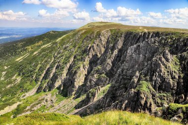 Sniezne Kotly 'nin yaz manzarası (kelimenin tam anlamıyla Karlı Çukurlar, Karlı Sirk, deniz seviyesinden 1175 metre yukarıda) Karkonosze Ulusal Parkı' ndaki Sudetes 'de Polonya' da yer alan iki buzul sirkidir..