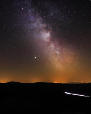 Szrenica 'daki gözlem güvertesinden görülen Samanyolu (deniz seviyesinden 1362 metre), Szklarska Poreba, Polonya, Avrupa.