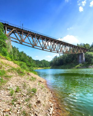 PILCHOWICE, POLAND - 12 AĞUSTOS 2020: Pilchowice Gölü üzerindeki demiryolu köprüsü, 
