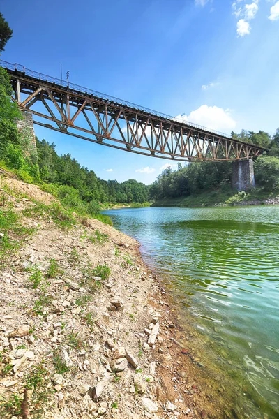 PILCHOWICE, POLAND - 12 AĞUSTOS 2020: Pilchowice Gölü üzerindeki demiryolu köprüsü, 