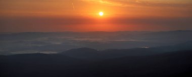Dev Dağlar 'ın üzerinde gün doğumu. Szrenica dağ sığınağındaki gözlem güvertesinden (deniz seviyesinden 1362 metre), Szklarska Poreba, Polonya, Avrupa.