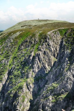 Sniezne Kotly 'nin yaz manzarası (kelimenin tam anlamıyla Karlı Çukurlar, Karlı Sirk, deniz seviyesinden 1175 metre yukarıda) Karkonosze Ulusal Parkı' ndaki Sudetes 'de Polonya' da yer alan iki buzul sirkidir..