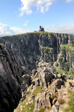 Sniezne Kotly 'nin yaz manzarası (kelimenin tam anlamıyla Karlı Çukurlar, Karlı Sirk, deniz seviyesinden 1175 metre yukarıda) Karkonosze Ulusal Parkı' ndaki Sudetes 'de Polonya' da yer alan iki buzul sirkidir..
