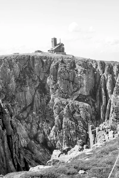 Sniezne Kotly 'nin yaz manzarası (kelimenin tam anlamıyla Karlı Çukurlar, Karlı Sirk, deniz seviyesinden 1175 metre yukarıda) Karkonosze Ulusal Parkı' ndaki Sudetes 'de Polonya' da yer alan iki buzul sirkidir..