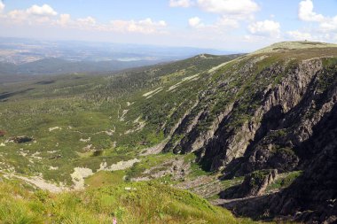 Sniezne Kotly 'nin yaz manzarası (kelimenin tam anlamıyla Karlı Çukurlar, Karlı Sirk, deniz seviyesinden 1175 metre yukarıda) Karkonosze Ulusal Parkı' ndaki Sudetes 'de Polonya' da yer alan iki buzul sirkidir..