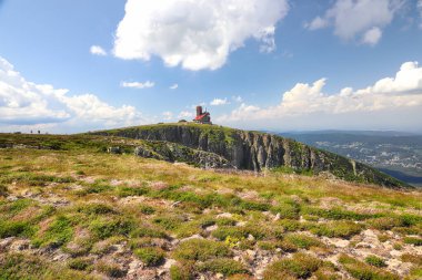 Dev Dağlar 'da turist gezisi. Polonya ile Çek Cumhuriyeti arasındaki sınırda yürüyüş yolu.