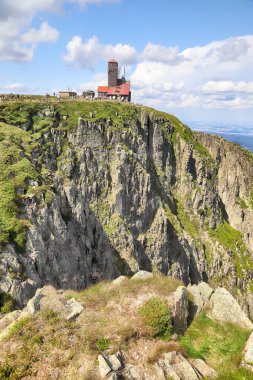 Sniezne Kotly 'nin yaz manzarası (kelimenin tam anlamıyla Karlı Çukurlar, Karlı Sirk, deniz seviyesinden 1175 metre yukarıda) Karkonosze Ulusal Parkı' ndaki Sudetes 'de Polonya' da yer alan iki buzul sirkidir..
