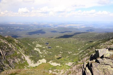 Sniezne Kotly 'nin yaz manzarası (kelimenin tam anlamıyla Karlı Çukurlar, Karlı Sirk, deniz seviyesinden 1175 metre yukarıda) Karkonosze Ulusal Parkı' ndaki Sudetes 'de Polonya' da yer alan iki buzul sirkidir..