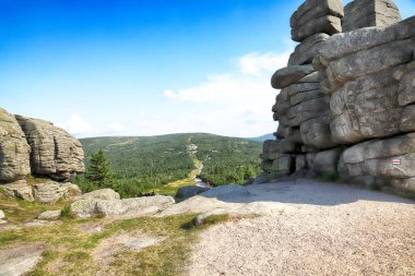 Trzy Swinki veya Svinske kameny (Çekçe ve Lehçe: Trzy Swinki), Çek Cumhuriyeti ile Polonya arasındaki sınırda bulunan büyük bir granit kayadır..