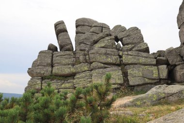 Trzy Swinki veya Svinske kameny (Çekçe ve Lehçe: Trzy Swinki), Çek Cumhuriyeti ile Polonya arasındaki sınırda bulunan büyük bir granit kayadır..