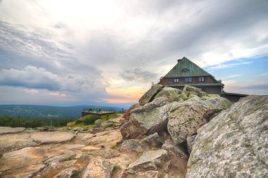 Gün batımında Szrenica dağ sığınağı (deniz seviyesinden 1362 metre yukarıda), Szklarska Poreba, Polonya, Avrupa.