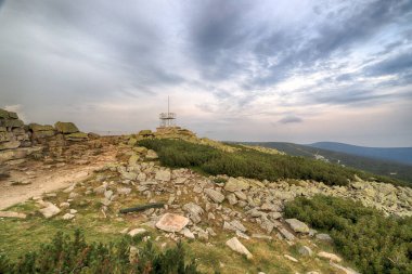 Dev Dağlar 'ın üzerinde gün batımı. Szrenica dağ sığınağındaki gözlem güvertesinden (deniz seviyesinden 1362 metre), Szklarska Poreba, Polonya, Avrupa.