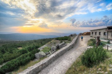 Gün batımında Szrenica dağ sığınağı (deniz seviyesinden 1362 metre yukarıda), Szklarska Poreba, Polonya, Avrupa.