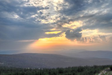 Dev Dağlar 'ın üzerinde gün batımı. Szrenica dağ sığınağındaki gözlem güvertesinden (deniz seviyesinden 1362 metre), Szklarska Poreba, Polonya, Avrupa.