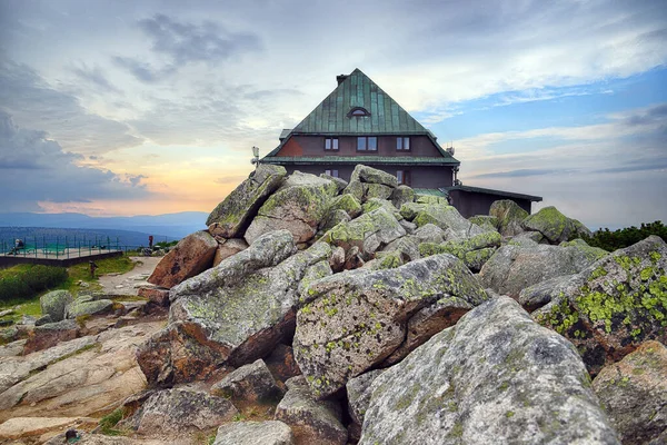 Berghütte Szrenica 1362 Über Dem Meeresspiegel Bei Sonnenuntergang Szklarska Poreba — Stockfoto