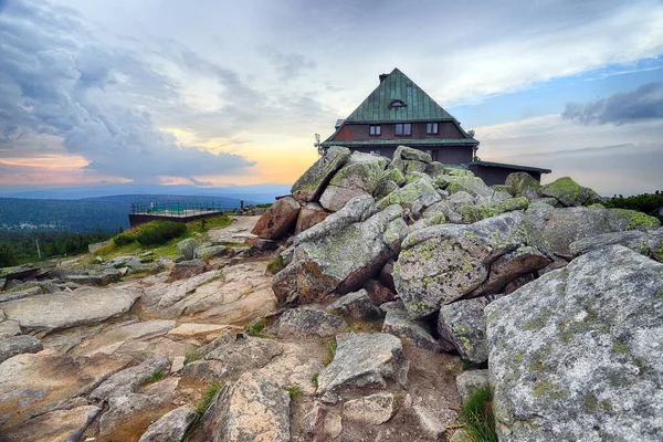 Berghütte Szrenica 1362 Über Dem Meeresspiegel Bei Sonnenuntergang Szklarska Poreba — Stockfoto