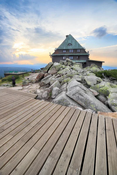 Berghütte Szrenica 1362 Über Dem Meeresspiegel Bei Sonnenuntergang Szklarska Poreba — Stockfoto