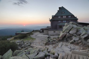 Gün batımında Szrenica dağ sığınağı (deniz seviyesinden 1362 metre yukarıda), Szklarska Poreba, Polonya, Avrupa.