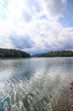 Yazın ortasında Pilchowice Gölü, Polonya, Avrupa.