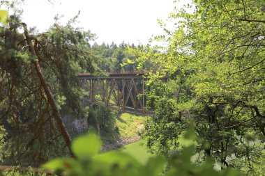 PILCHOWICE, POLAND - 12 AĞUSTOS 2020: Pilchowice Gölü üzerindeki demiryolu köprüsü, 