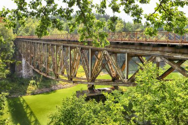 PILCHOWICE, POLAND - 12 AĞUSTOS 2020: Pilchowice Gölü üzerindeki demiryolu köprüsü, 