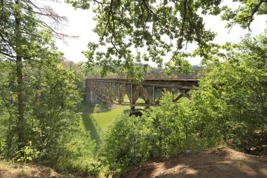 PILCHOWICE, POLAND - 12 AĞUSTOS 2020: Pilchowice Gölü üzerindeki demiryolu köprüsü, 