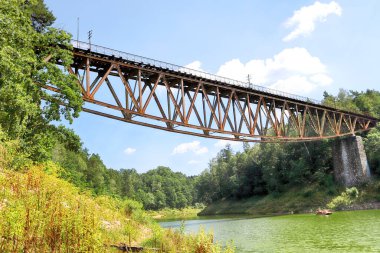 PILCHOWICE, POLAND - 12 AĞUSTOS 2020: Pilchowice Gölü üzerindeki demiryolu köprüsü, 