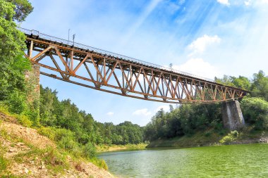 PILCHOWICE, POLAND - 12 AĞUSTOS 2020: Pilchowice Gölü üzerindeki demiryolu köprüsü, 