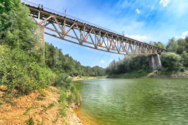 PILCHOWICE, POLAND - 12 AĞUSTOS 2020: Pilchowice Gölü üzerindeki demiryolu köprüsü, 