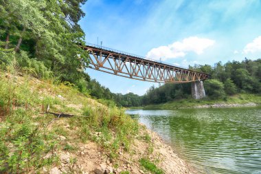 PILCHOWICE, POLAND - 12 AĞUSTOS 2020: Pilchowice Gölü üzerindeki demiryolu köprüsü, 