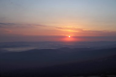 Dev Dağlar 'ın üzerinde gün doğumu. Szrenica dağ sığınağındaki gözlem güvertesinden (deniz seviyesinden 1362 metre), Szklarska Poreba, Polonya, Avrupa.