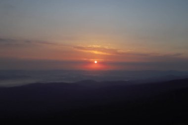 Dev Dağlar 'ın üzerinde gün doğumu. Szrenica dağ sığınağındaki gözlem güvertesinden (deniz seviyesinden 1362 metre), Szklarska Poreba, Polonya, Avrupa.