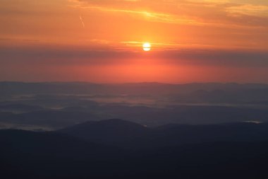 Dev Dağlar 'ın üzerinde gün doğumu. Szrenica dağ sığınağındaki gözlem güvertesinden (deniz seviyesinden 1362 metre), Szklarska Poreba, Polonya, Avrupa.