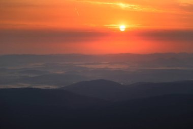 Dev Dağlar 'ın üzerinde gün doğumu. Szrenica dağ sığınağındaki gözlem güvertesinden (deniz seviyesinden 1362 metre), Szklarska Poreba, Polonya, Avrupa.
