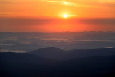 Dev Dağlar 'ın üzerinde gün doğumu. Szrenica dağ sığınağındaki gözlem güvertesinden (deniz seviyesinden 1362 metre), Szklarska Poreba, Polonya, Avrupa.