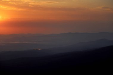 Dev Dağlar 'ın üzerinde gün doğumu. Szrenica dağ sığınağındaki gözlem güvertesinden (deniz seviyesinden 1362 metre), Szklarska Poreba, Polonya, Avrupa.