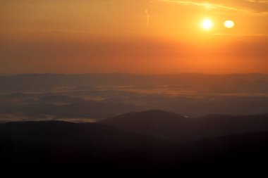 Dev Dağlar 'ın üzerinde gün doğumu. Szrenica dağ sığınağındaki gözlem güvertesinden (deniz seviyesinden 1362 metre), Szklarska Poreba, Polonya, Avrupa.