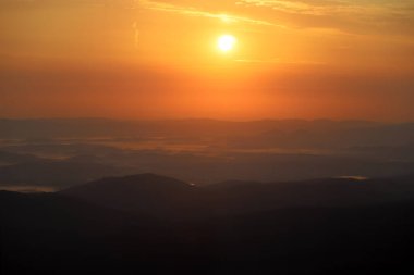 Dev Dağlar 'ın üzerinde gün doğumu. Szrenica dağ sığınağındaki gözlem güvertesinden (deniz seviyesinden 1362 metre), Szklarska Poreba, Polonya, Avrupa.