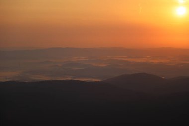 Dev Dağlar 'ın üzerinde gün doğumu. Szrenica dağ sığınağındaki gözlem güvertesinden (deniz seviyesinden 1362 metre), Szklarska Poreba, Polonya, Avrupa.