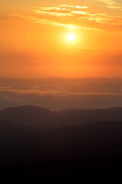 Dev Dağlar 'ın üzerinde gün doğumu. Szrenica dağ sığınağındaki gözlem güvertesinden (deniz seviyesinden 1362 metre), Szklarska Poreba, Polonya, Avrupa.