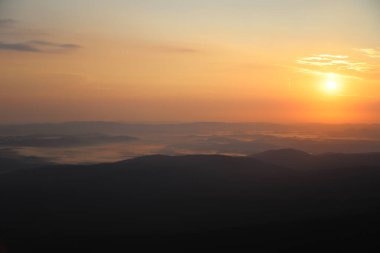 Dev Dağlar 'ın üzerinde gün doğumu. Szrenica dağ sığınağındaki gözlem güvertesinden (deniz seviyesinden 1362 metre), Szklarska Poreba, Polonya, Avrupa.