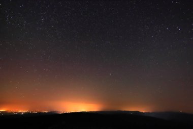 Szrenica 'daki gözlem güvertesinden görülen Samanyolu (deniz seviyesinden 1362 metre), Szklarska Poreba, Polonya, Avrupa.