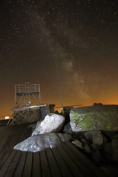 从欧洲 Szklarska Poreba Szą 海拔1362米 的观测甲板上看到的银河系 — 图库照片