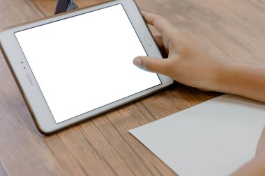 Beyaz arka plan sahneleri, bulanık sahneler ile tablet oynayan insanlar